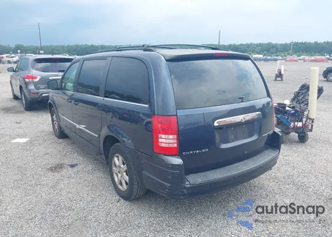 2009 Chrysler Town & Country Touring z USA, uszkodzony, nr VIN 2A8HR541X9R512966